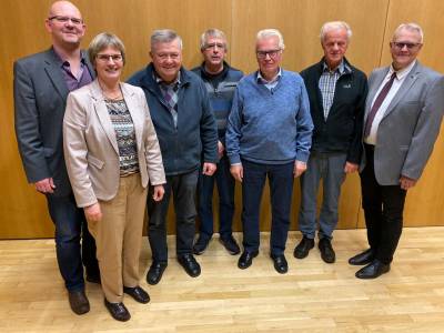 V.l: Fraktionsvorsitzender Dirk Hofmann, Claudia Ravensburg, Wolfgang Hofmann, Manfred Briel, Gerhard Specht, Gerhard Schneider und Vorsitzender Kurt Kramer