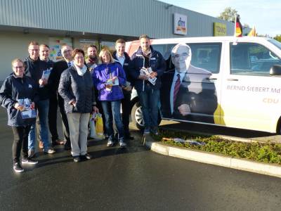 Mitglieder der Jungen Union mit Marie Schelberg, Monika Sögtrop und Timo Maurer, sowie dem Bundestagsabgeordneten Bernd Siebert (CDU) beim verteilen von Wahlflyern im EKZ Battenfeld.