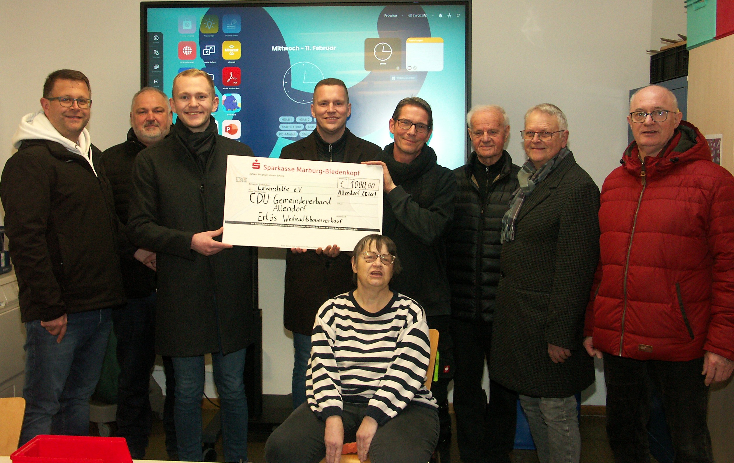 Das Foto zeigt (von links): Florian Dauber, Matthias Kinkel, Nils Hofmann, Carsten Sch�fer, Andreas Schneider, Gerhard Schneider, Kurt Kramer und Torsten Hirt. Davor: Sabine Scholl als Vertreterin der Mitarbeitenden.